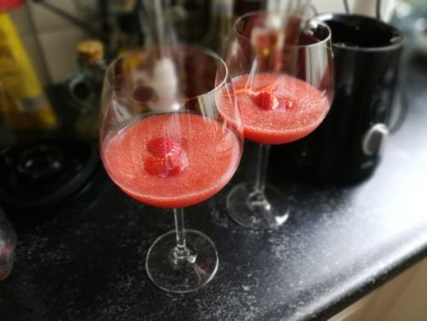 Frosé ingrediënten klassiek recept Frankrijk rosé suiker aardbei citroen sap glas garnering