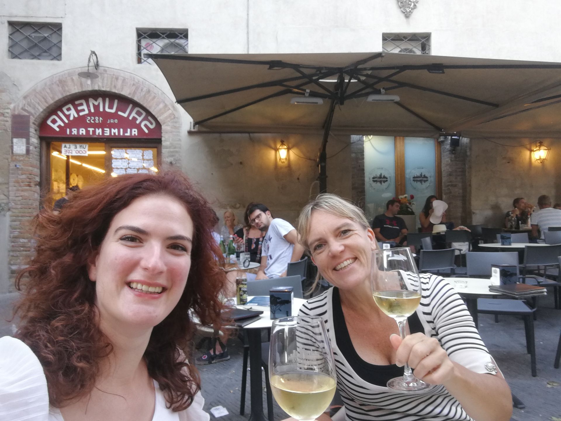 Wijndivas op terras San Gimignano met Vernaccia di San Gimignano Riserva "I Mocali"