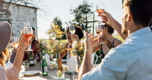 Borrelen vrienden buiten tuinfeest proost wijn