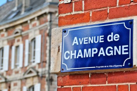 tijd van kerstmarkten, bezoeken ga dan naar Reims - wat past beter einde van het jaar - traditioneel toasten met champagne Épernay Avenue de Champagne