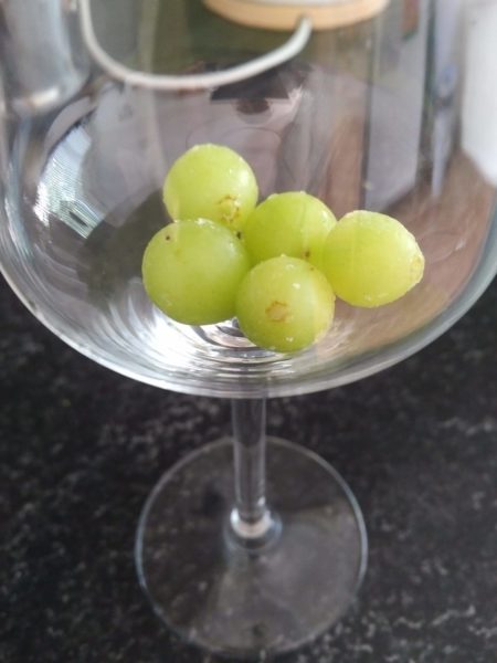 bevroren druiven in wijnglas