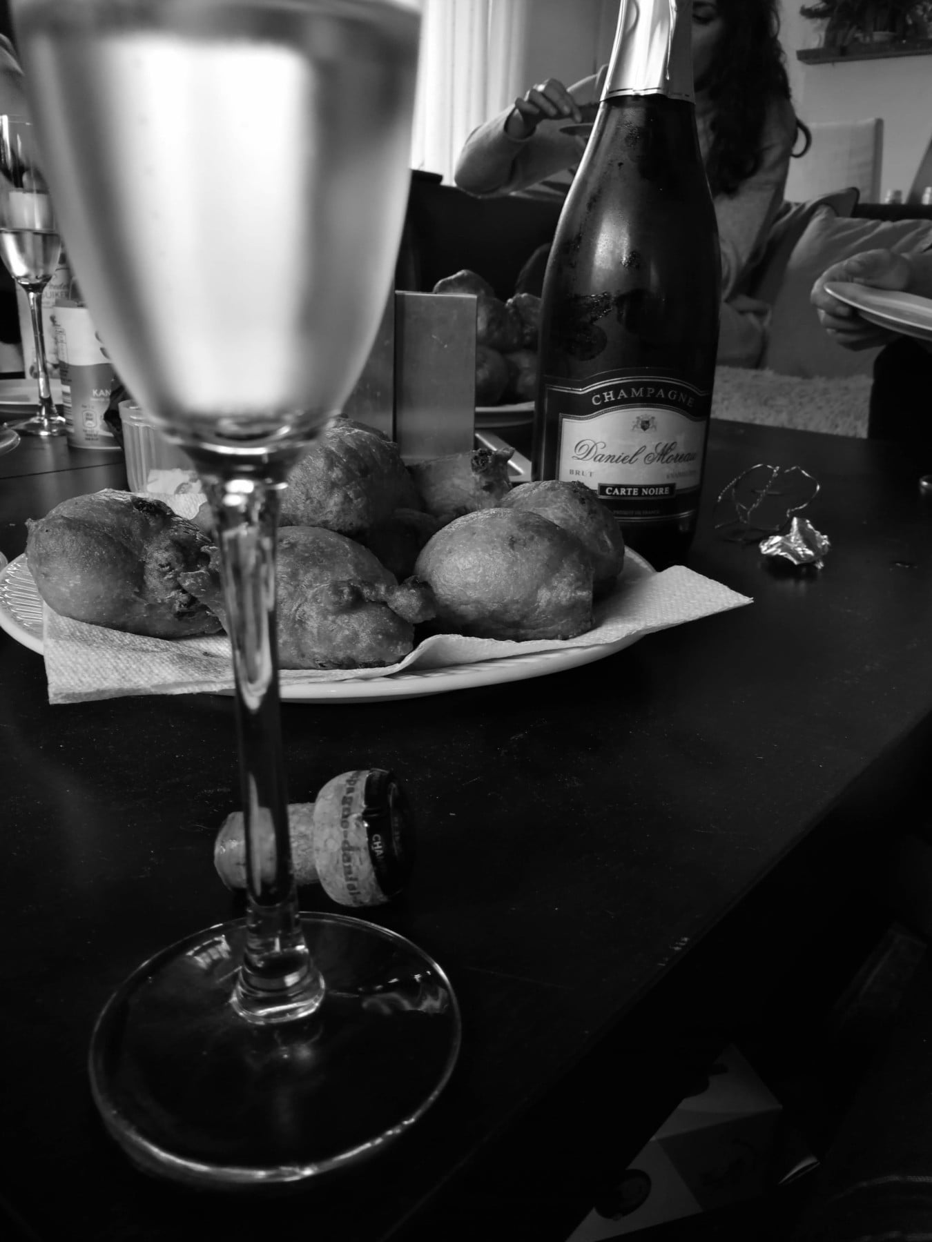 zwart wit foto Daniel Moreau Champagne en oliebollen